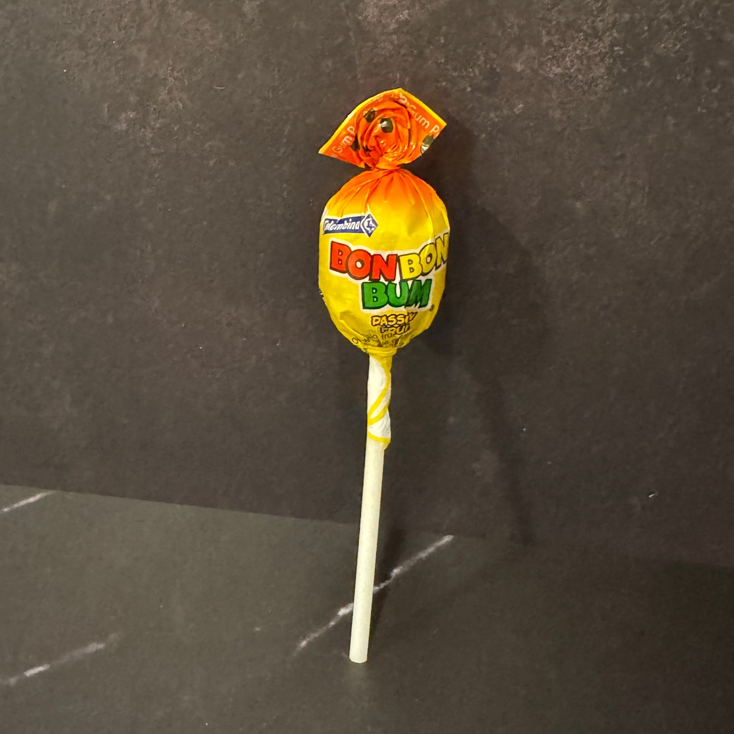 Bon Bon Bum Colombina - Paleta colombiana de caramelo duro con centro de chicle sabores tropicales