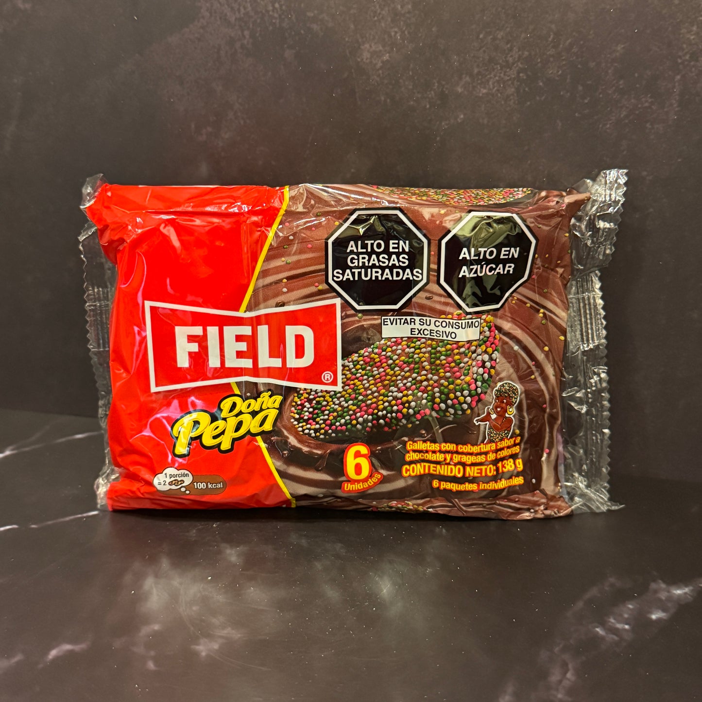 Galleta Doña Pepa Field peruana cubierta de chocolate y grageas de colores, importada de Perú disponible en Melomanda