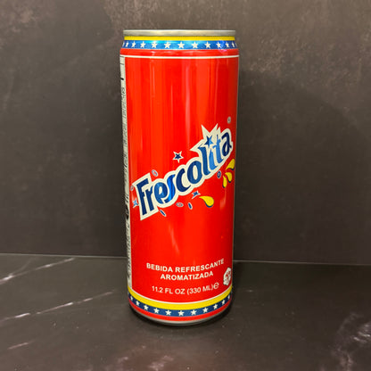 Fresskolita gaseosa de Kola venezolana color rojo, producto importado de Venezuela disponible en Melomanda